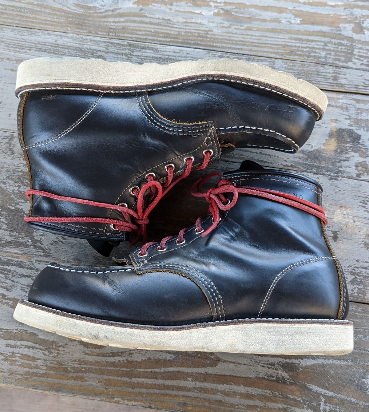 Photo by shelbydohc24 on December 4, 2022 of the Red Wing 6-Inch Classic Moc in S.B. Foot Black Klondike.