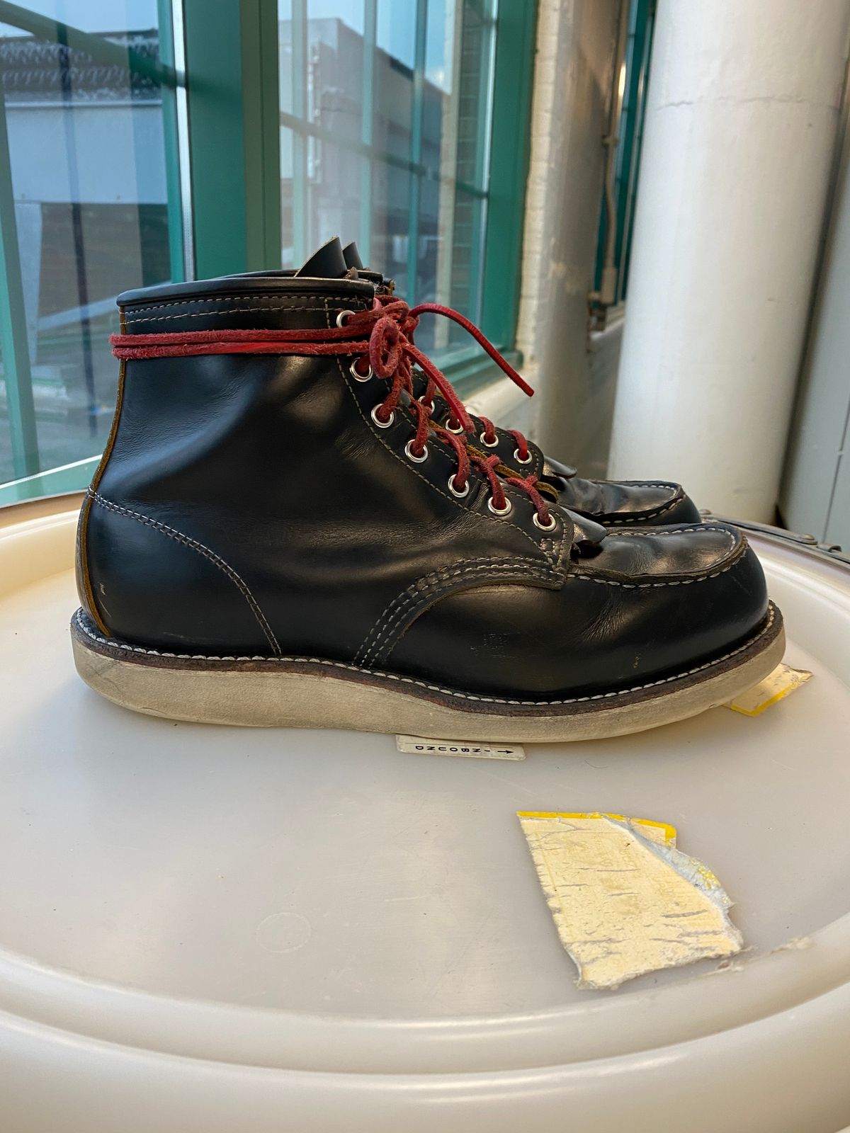 Photo by shelbydohc24 on January 5, 2023 of the Red Wing 6-Inch Classic Moc in S.B. Foot Black Klondike.