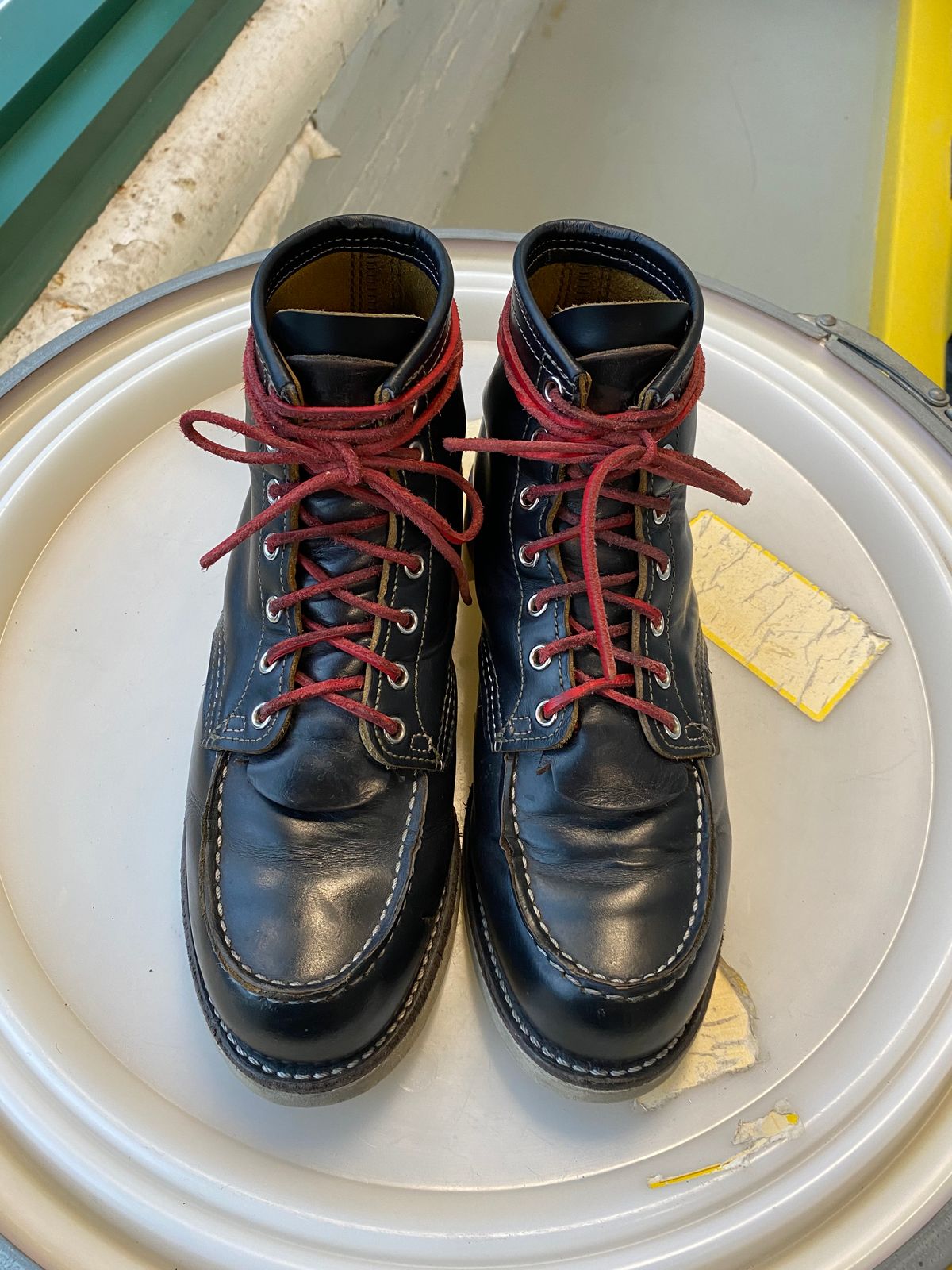 Photo by shelbydohc24 on January 5, 2023 of the Red Wing 6-Inch Classic Moc in S.B. Foot Black Klondike.