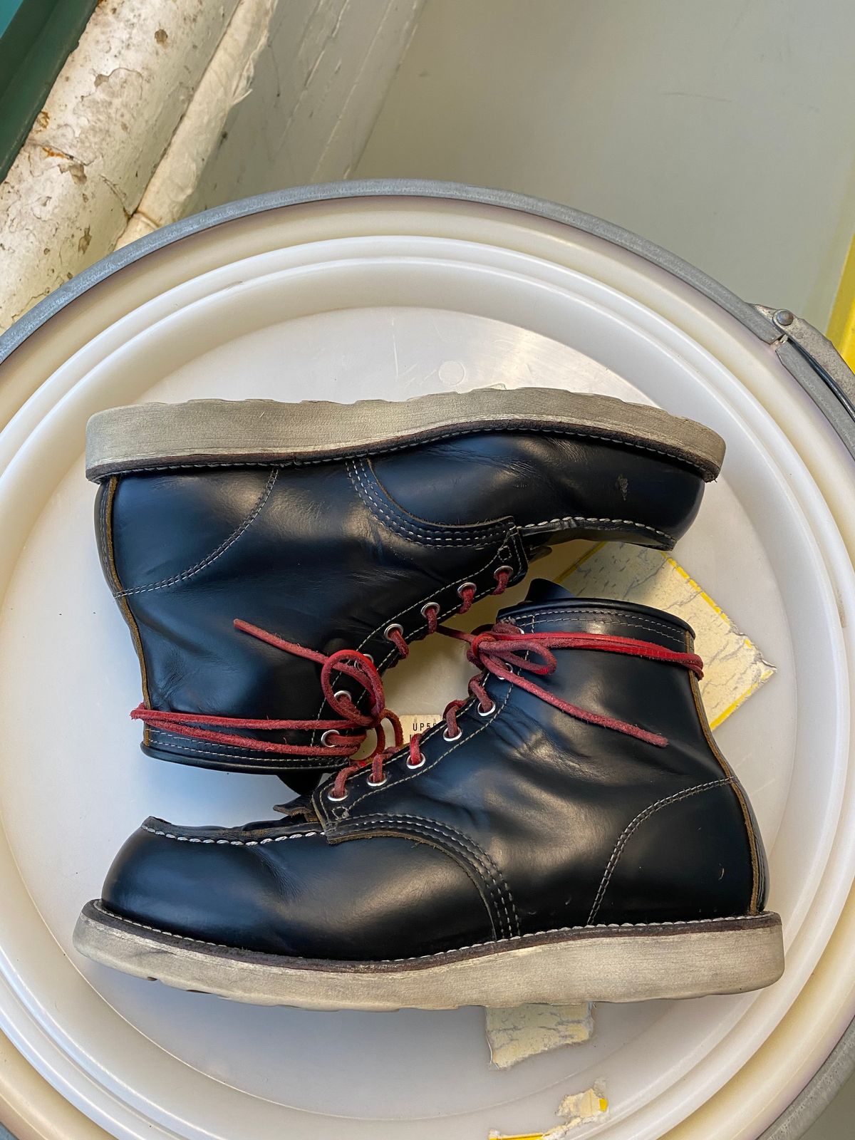 Photo by shelbydohc24 on January 5, 2023 of the Red Wing 6-Inch Classic Moc in S.B. Foot Black Klondike.