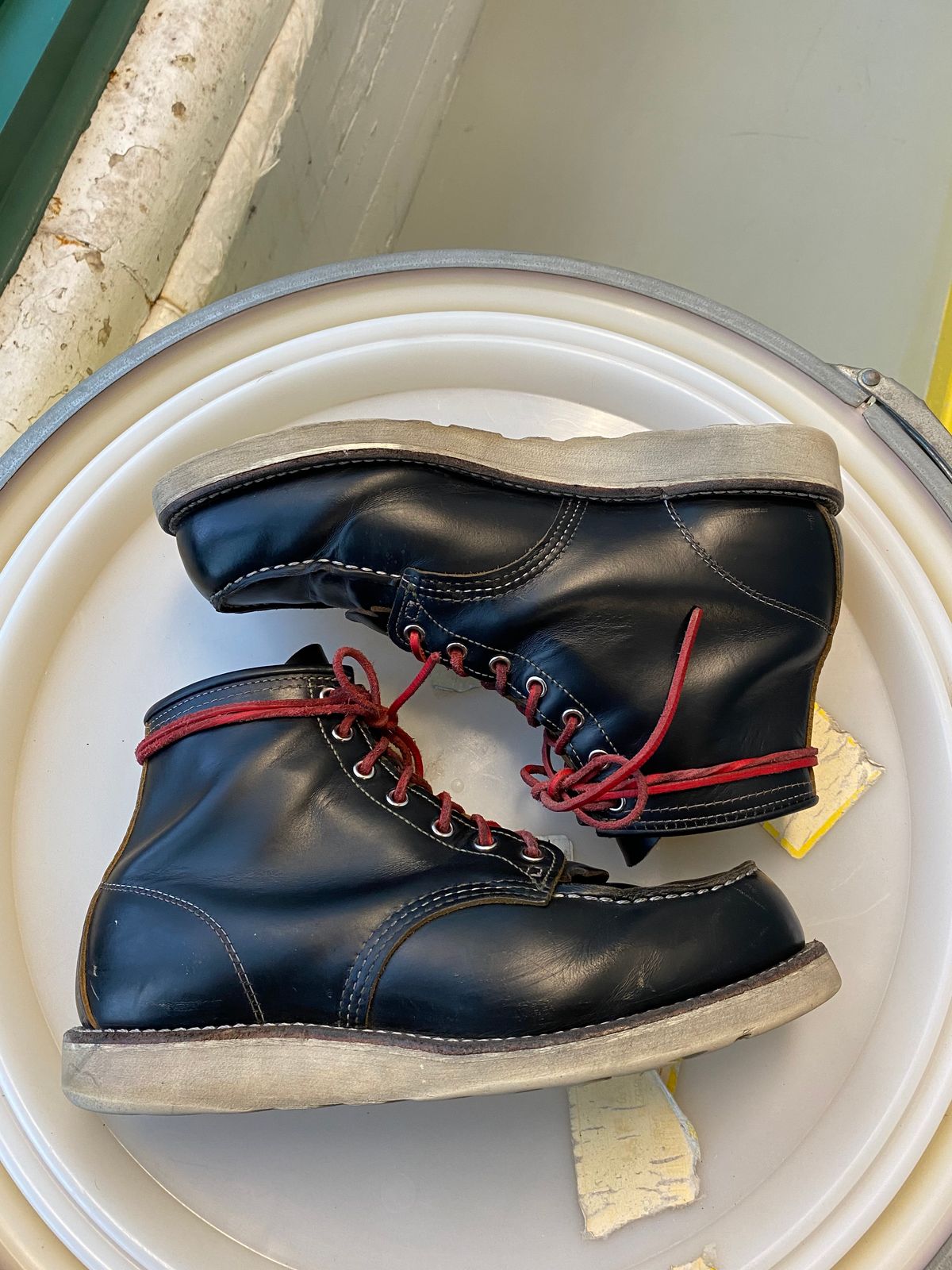 Photo by shelbydohc24 on January 5, 2023 of the Red Wing 6-Inch Classic Moc in S.B. Foot Black Klondike.