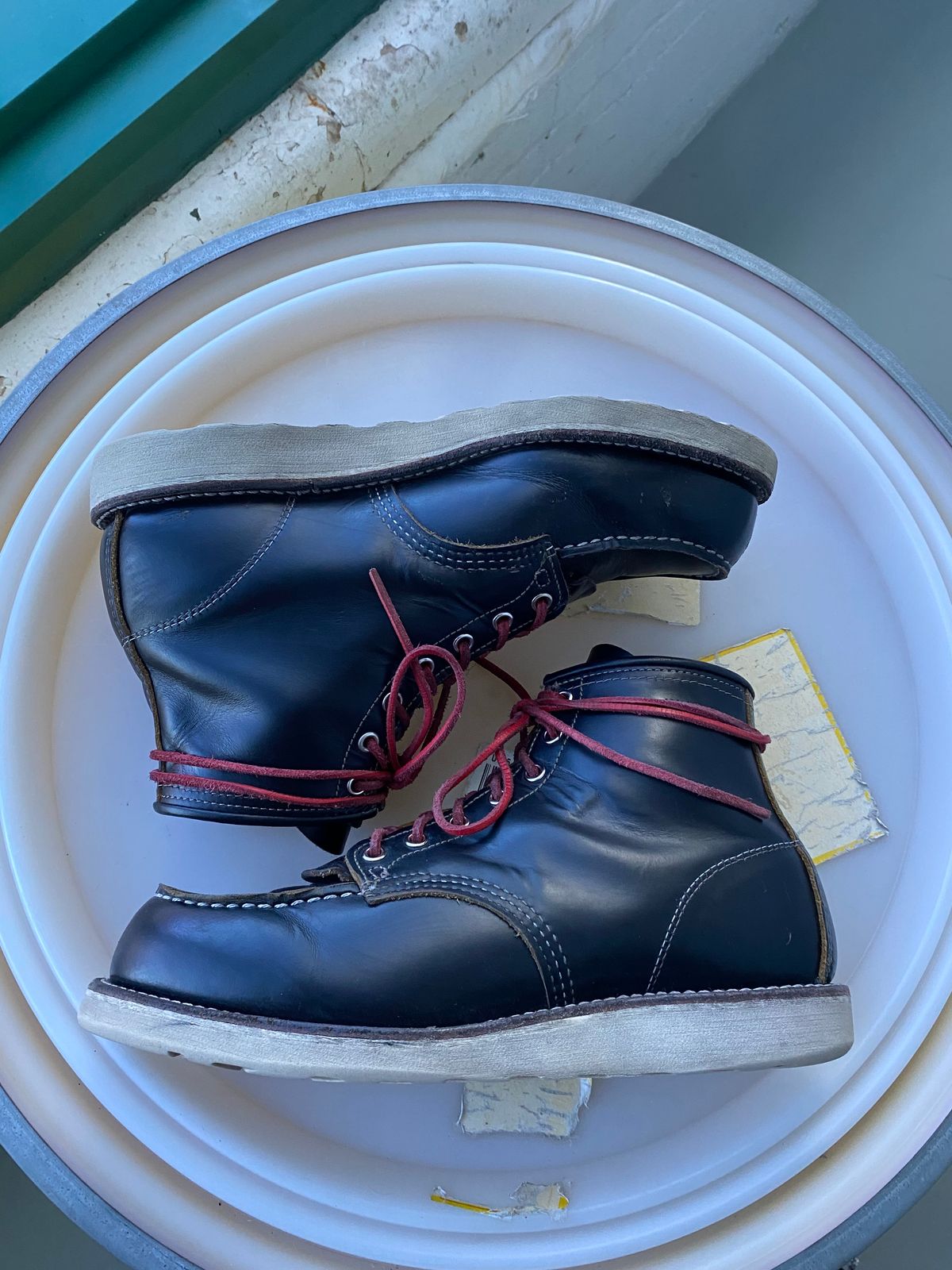 Photo by shelbydohc24 on February 3, 2023 of the Red Wing 6-Inch Classic Moc in S.B. Foot Black Klondike.