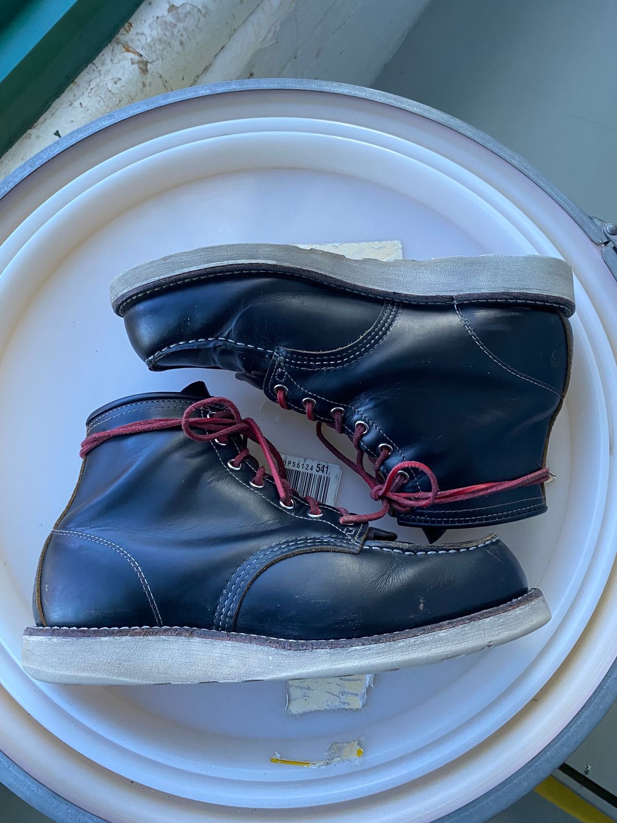 Photo by shelbydohc24 on February 3, 2023 of the Red Wing 6-Inch Classic Moc in S.B. Foot Black Klondike.