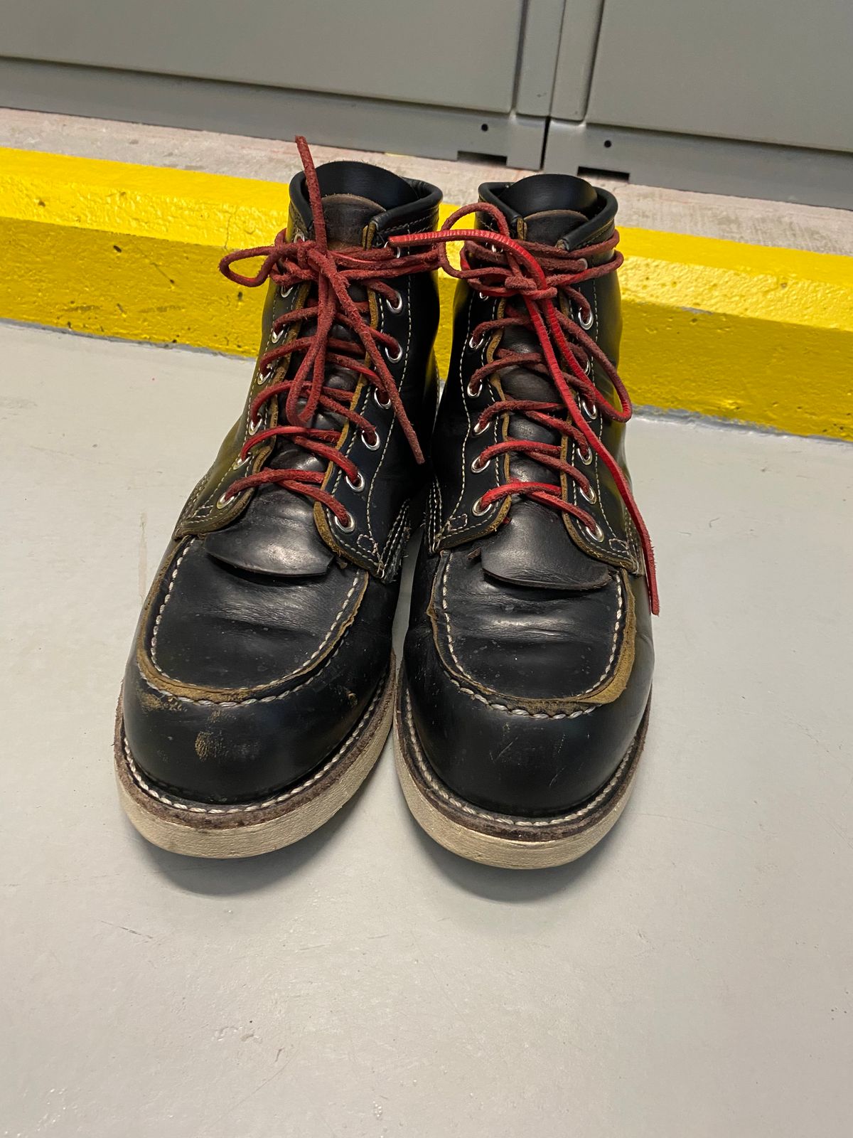 Photo by shelbydohc24 on March 3, 2023 of the Red Wing 6-Inch Classic Moc in S.B. Foot Black Klondike.