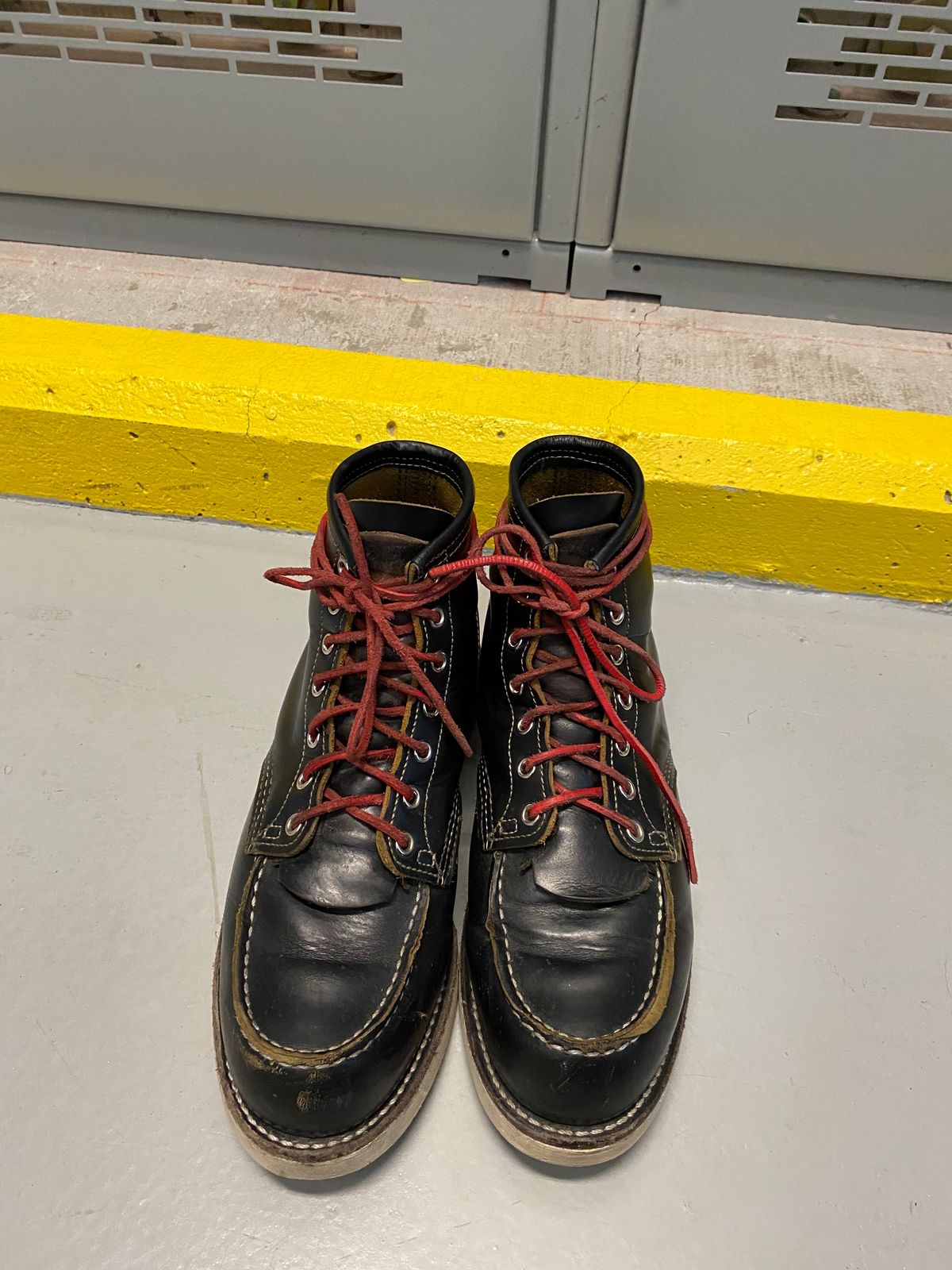 Photo by shelbydohc24 on March 3, 2023 of the Red Wing 6-Inch Classic Moc in S.B. Foot Black Klondike.