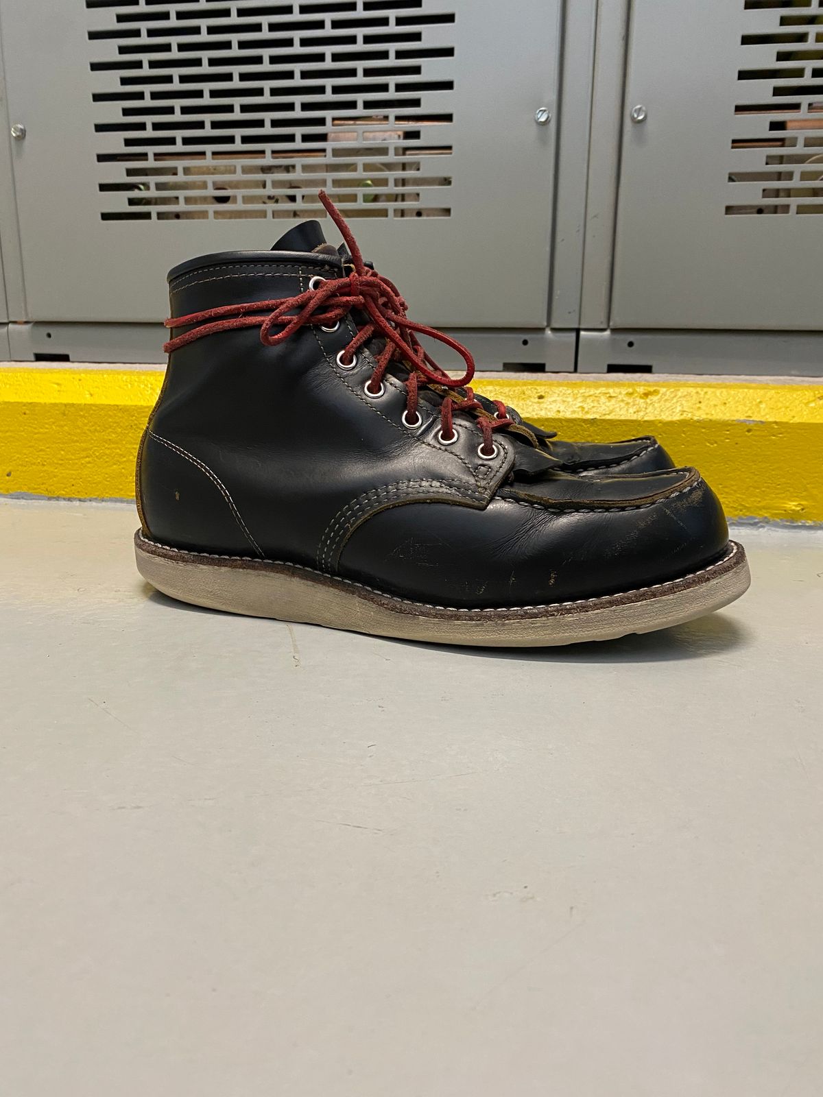 Photo by shelbydohc24 on March 3, 2023 of the Red Wing 6-Inch Classic Moc in S.B. Foot Black Klondike.