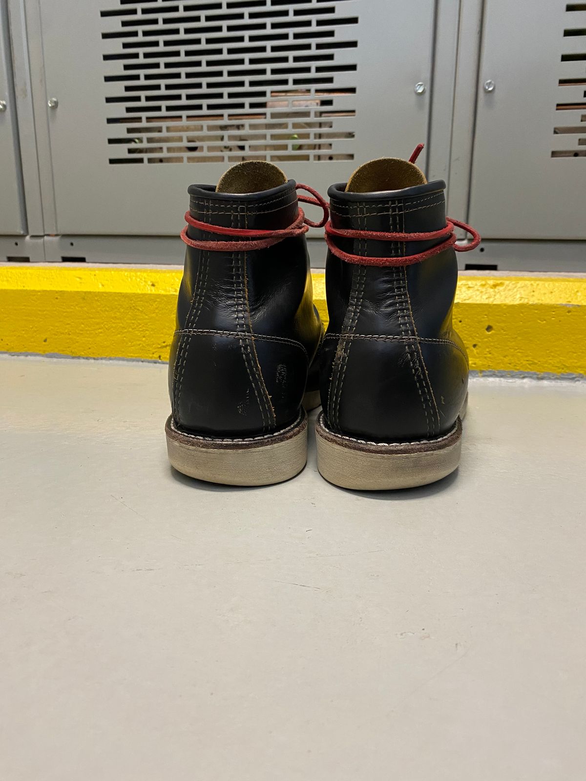 Photo by shelbydohc24 on March 3, 2023 of the Red Wing 6-Inch Classic Moc in S.B. Foot Black Klondike.