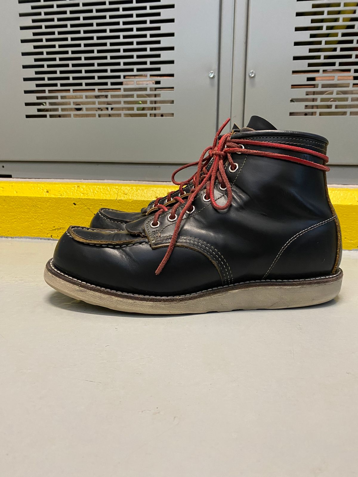 Photo by shelbydohc24 on March 3, 2023 of the Red Wing 6-Inch Classic Moc in S.B. Foot Black Klondike.