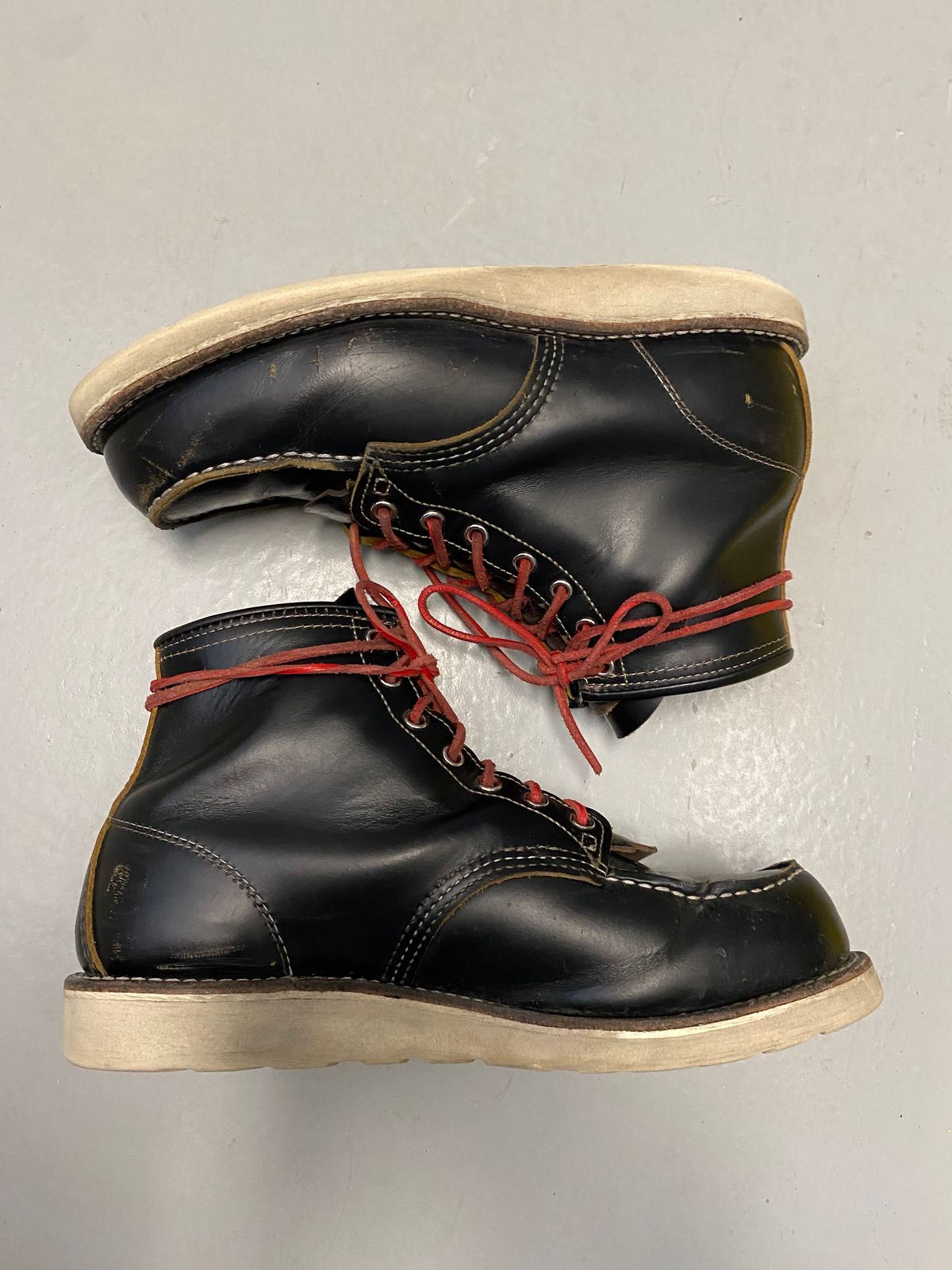 Photo by shelbydohc24 on March 3, 2023 of the Red Wing 6-Inch Classic Moc in S.B. Foot Black Klondike.