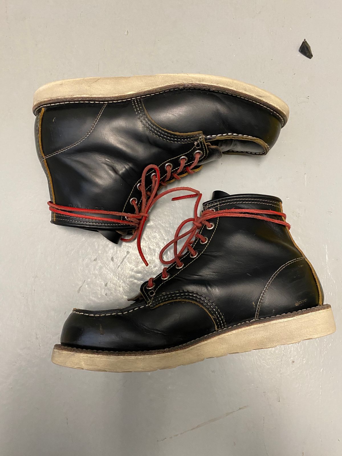 Photo by shelbydohc24 on March 3, 2023 of the Red Wing 6-Inch Classic Moc in S.B. Foot Black Klondike.
