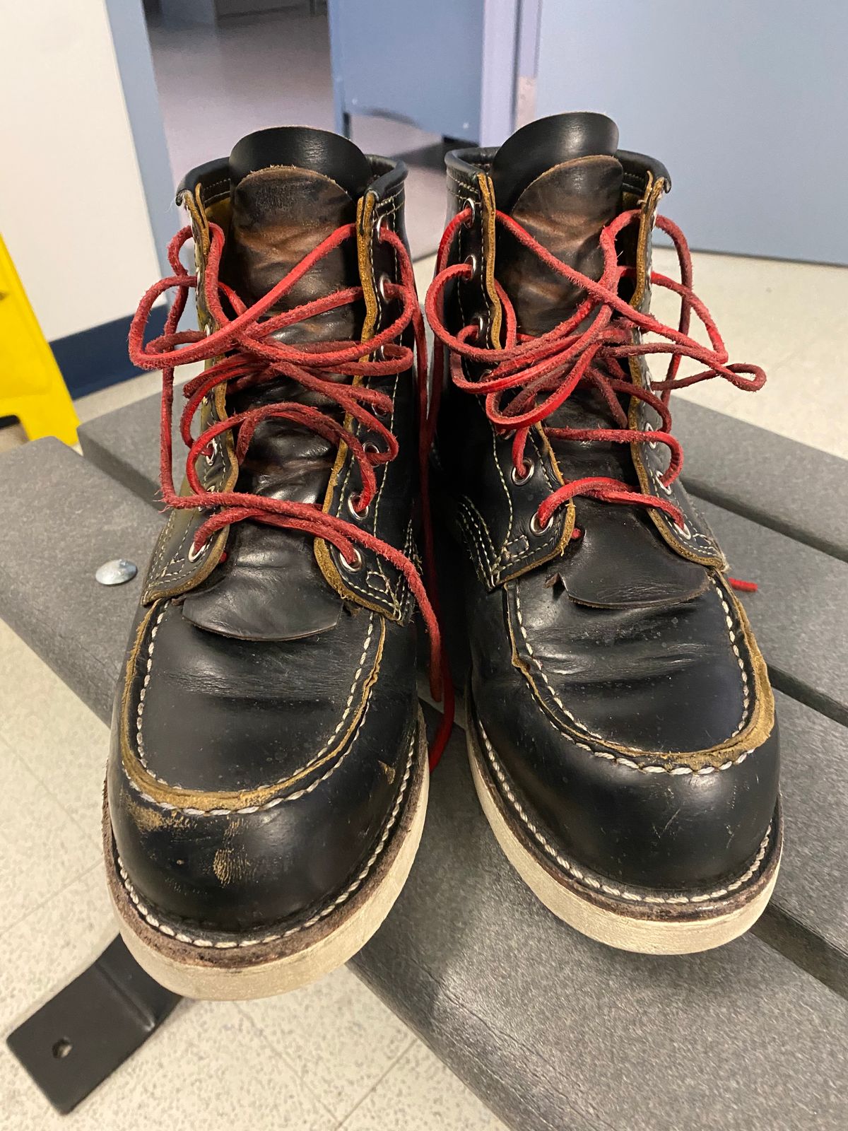 Photo by shelbydohc24 on April 4, 2023 of the Red Wing 6-Inch Classic Moc in S.B. Foot Black Klondike.