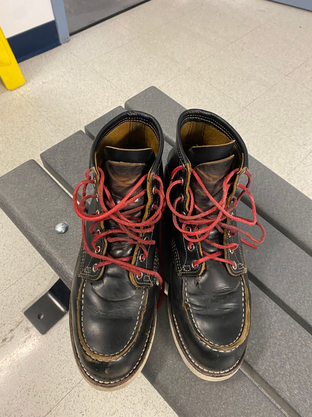 Photo by shelbydohc24 on April 4, 2023 of the Red Wing 6-Inch Classic Moc in S.B. Foot Black Klondike.