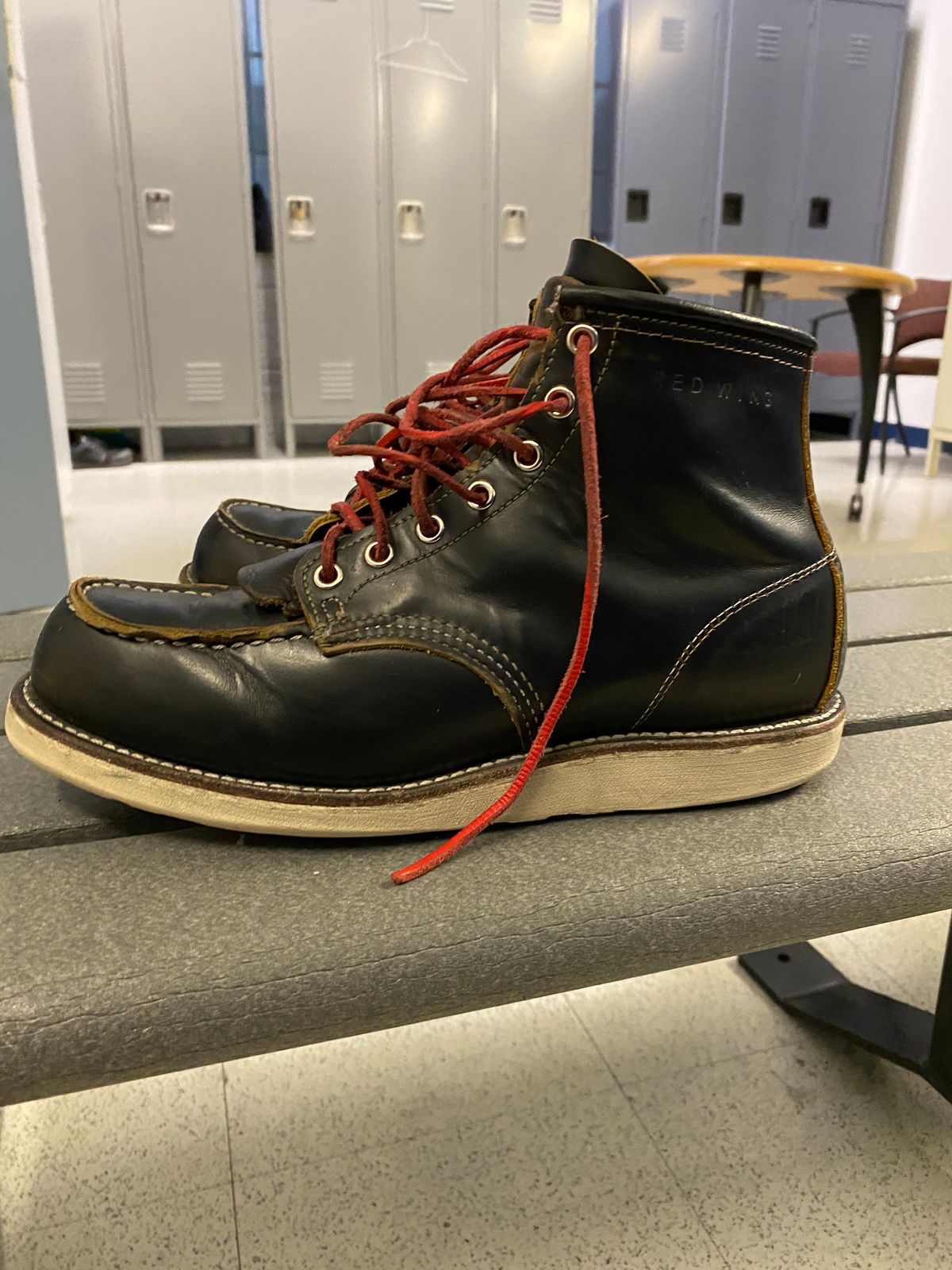Photo by shelbydohc24 on April 4, 2023 of the Red Wing 6-Inch Classic Moc in S.B. Foot Black Klondike.