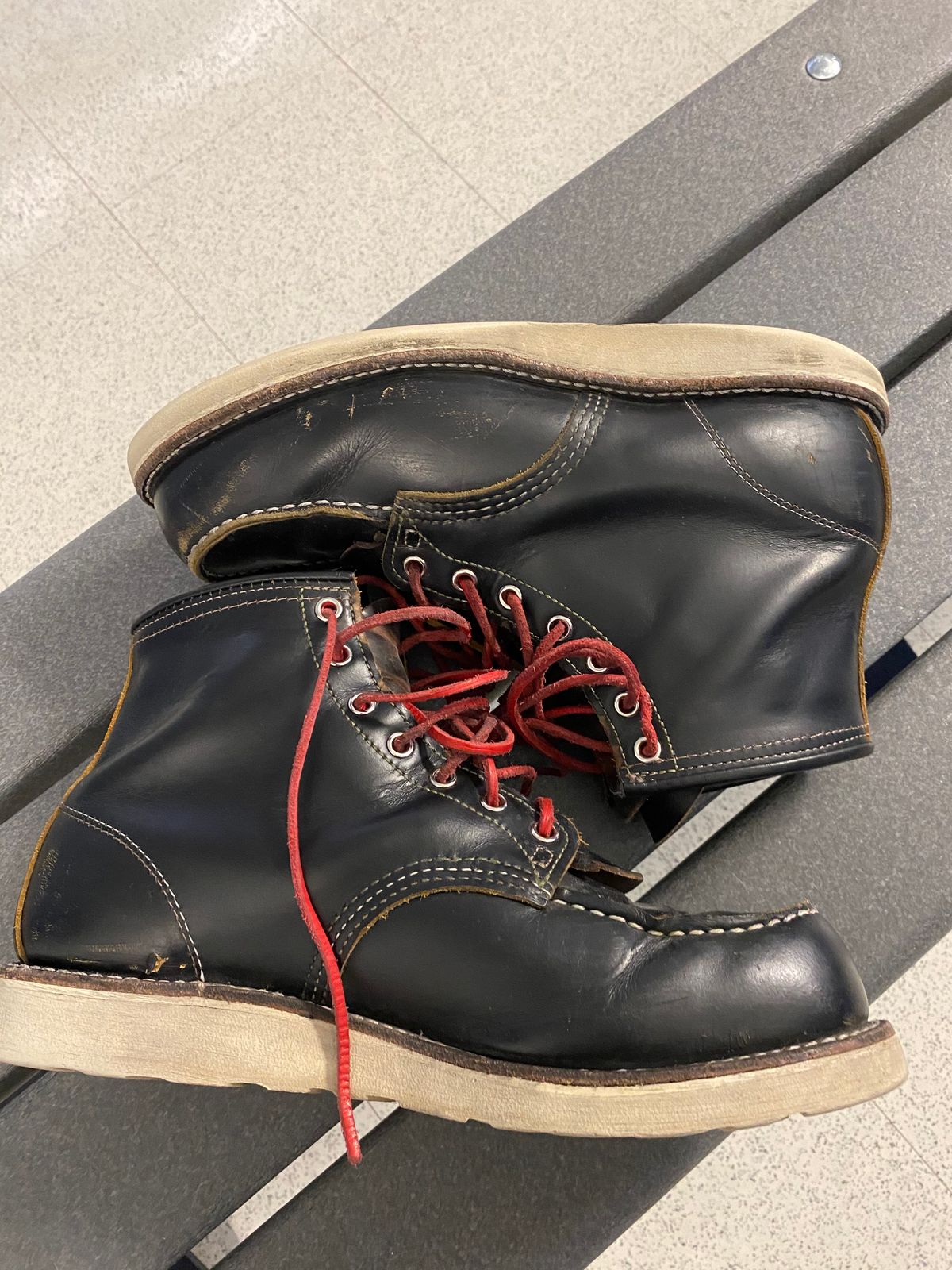 Photo by shelbydohc24 on April 4, 2023 of the Red Wing 6-Inch Classic Moc in S.B. Foot Black Klondike.