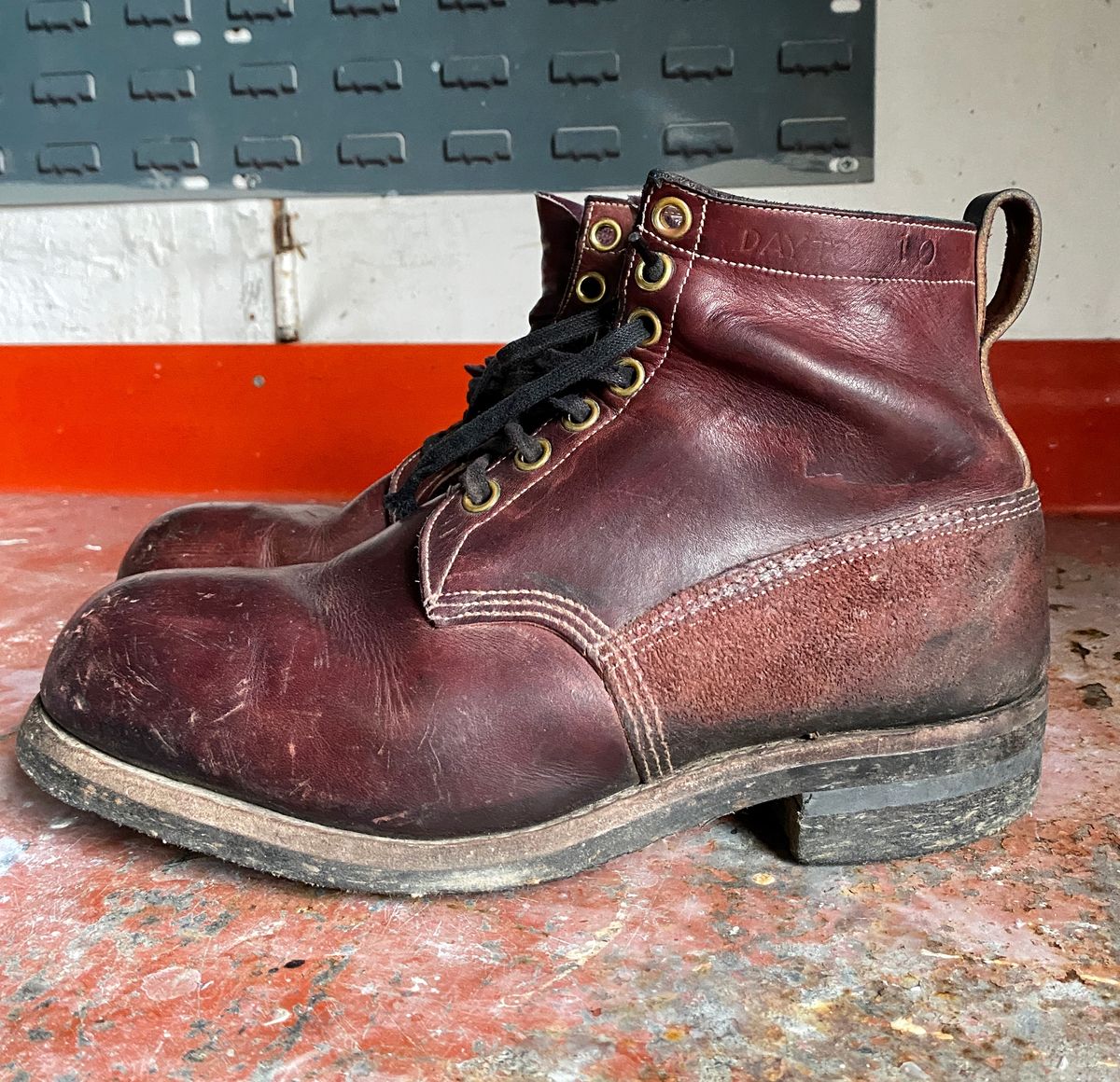 Photo by Benito on March 5, 2023 of the Dayton Boots 9496 Steel Toe in Unknown Leather.