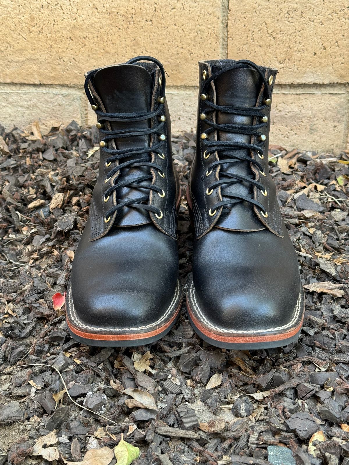 Photo by iwearboots on December 3, 2023 of the Nicks Unknown Model in Horween Black Waxed Flesh.