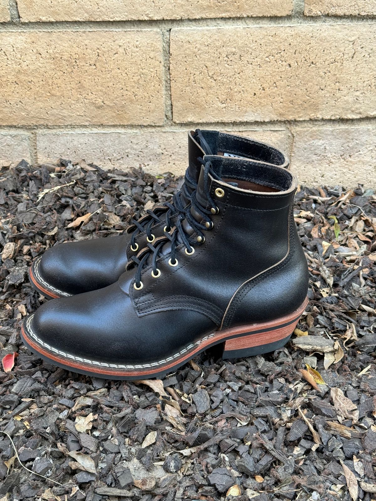 Photo by iwearboots on December 3, 2023 of the Nicks Unknown Model in Horween Black Waxed Flesh.