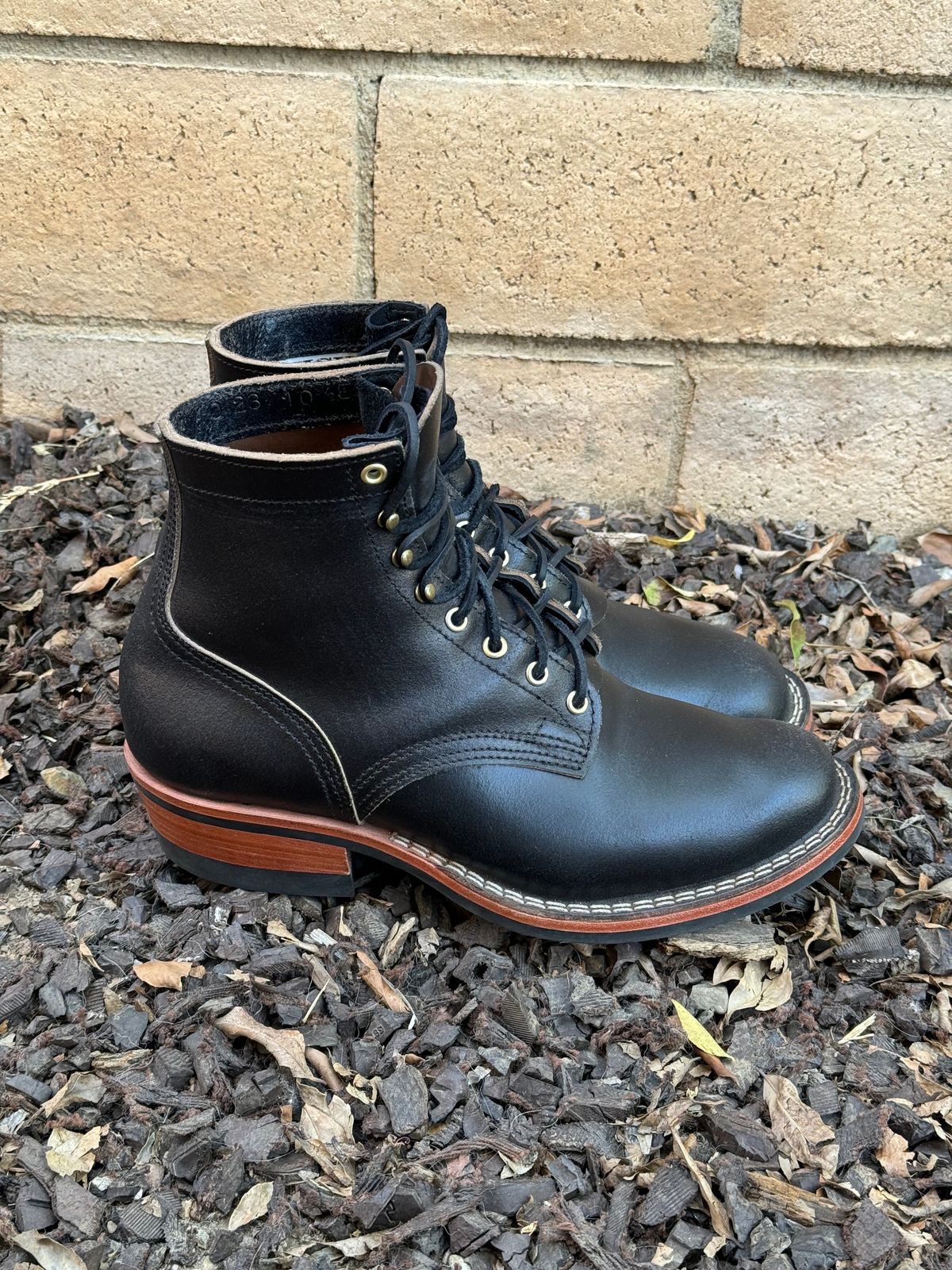 Photo by iwearboots on December 3, 2023 of the Nicks Unknown Model in Horween Black Waxed Flesh.