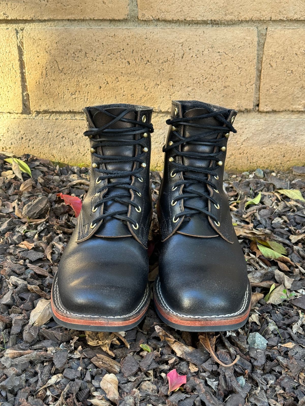 Photo by iwearboots on January 4, 2024 of the Nicks Unknown Model in Horween Black Waxed Flesh.