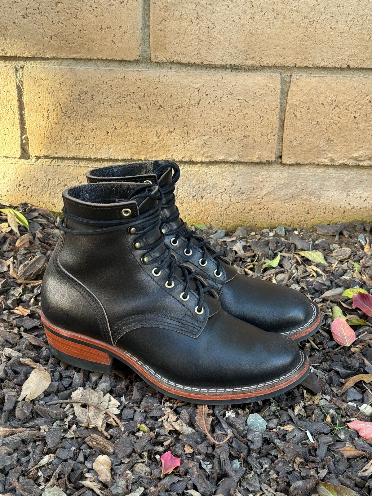 Photo by iwearboots on January 4, 2024 of the Nicks Unknown Model in Horween Black Waxed Flesh.
