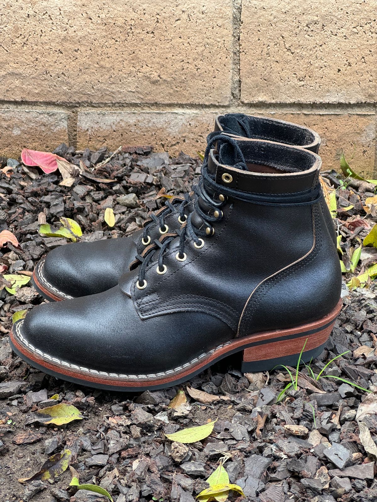 Photo by iwearboots on February 3, 2024 of the Nicks Unknown Model in Horween Black Waxed Flesh.