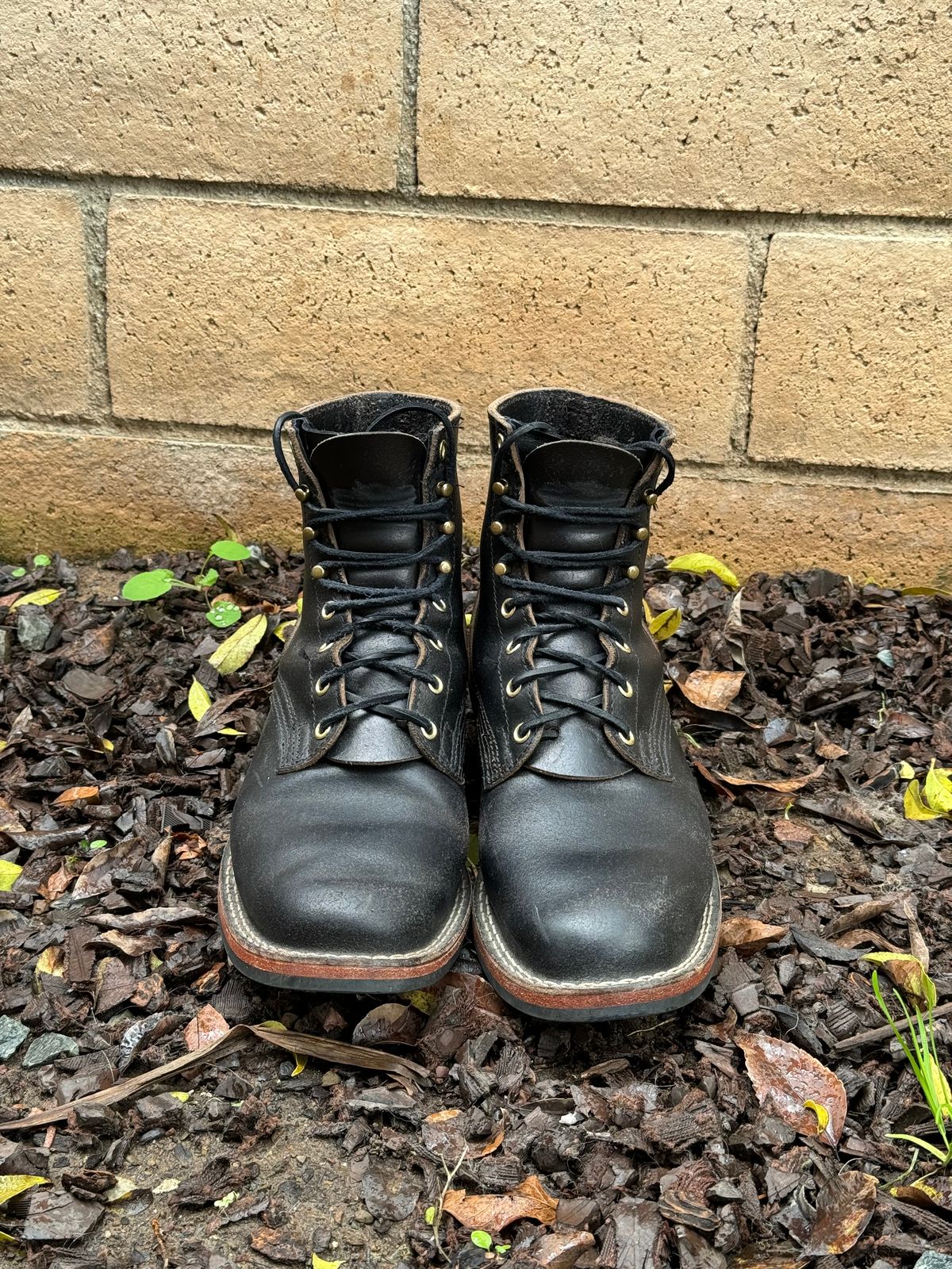 Photo by iwearboots on March 3, 2024 of the Nicks Unknown Model in Horween Black Waxed Flesh.