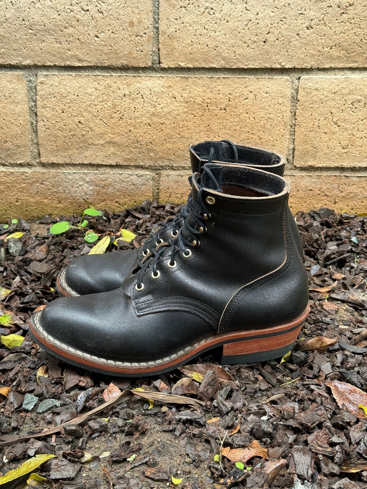 Photo by iwearboots on March 3, 2024 of the Nicks Unknown Model in Horween Black Waxed Flesh.