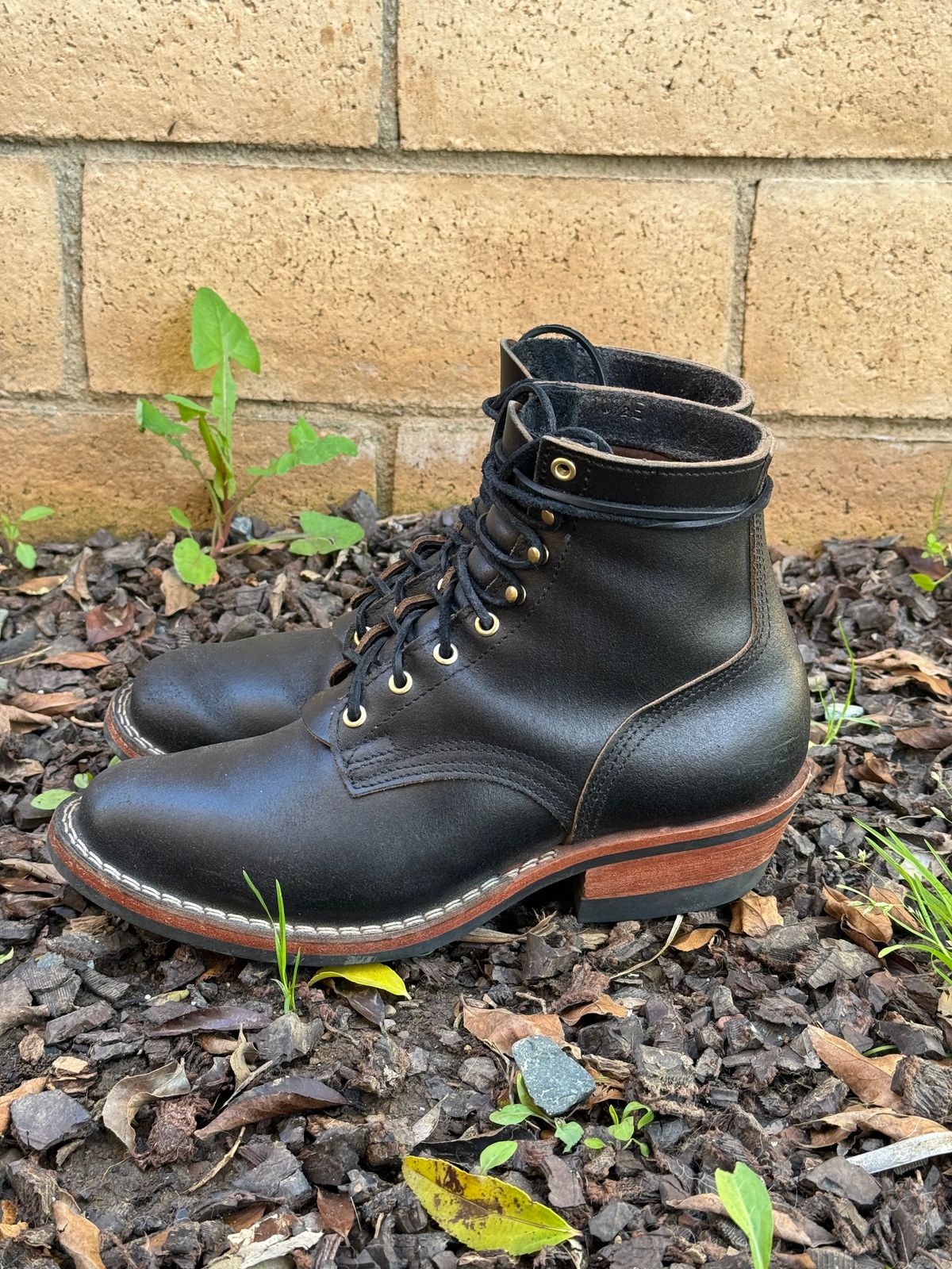 Photo by iwearboots on April 3, 2024 of the Nicks Unknown Model in Horween Black Waxed Flesh.