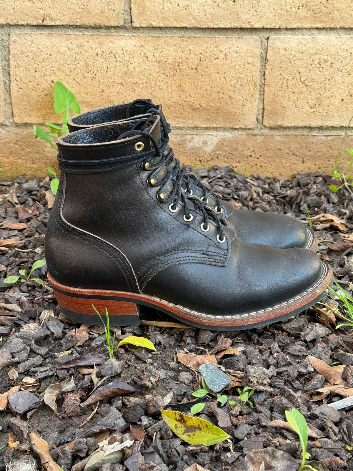 Photo by iwearboots on April 3, 2024 of the Nicks Unknown Model in Horween Black Waxed Flesh.