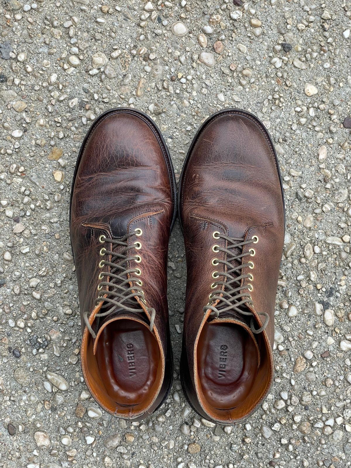 Photo by RemyTwotimes on January 1, 2024 of the Viberg Wholecut Derby Boot in Horween Rowdy Dachshund.