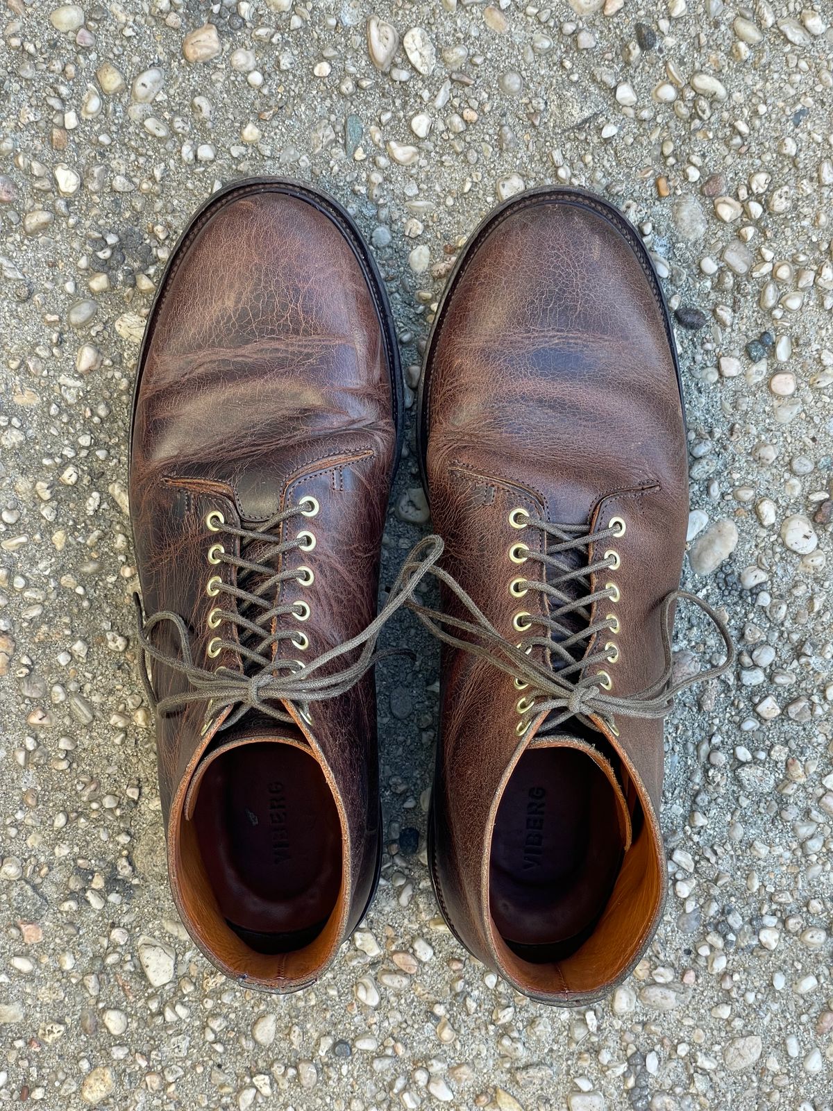 Photo by RemyTwotimes on February 5, 2024 of the Viberg Wholecut Derby Boot in Horween Rowdy Dachshund.