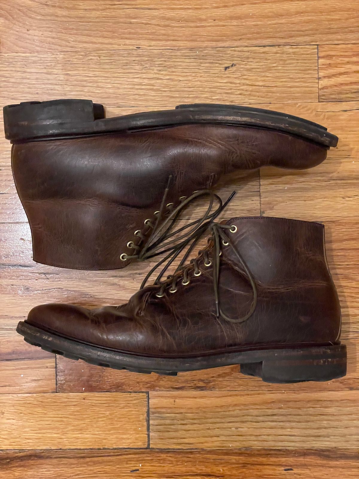 Photo by RemyTwotimes on March 6, 2024 of the Viberg Wholecut Derby Boot in Horween Rowdy Dachshund.