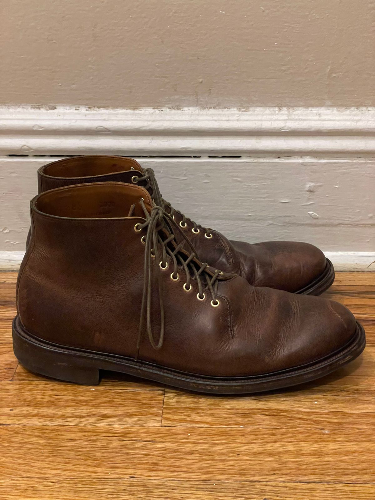 Photo by RemyTwotimes on March 6, 2024 of the Viberg Wholecut Derby Boot in Horween Rowdy Dachshund.