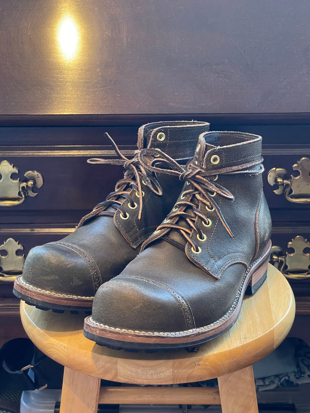 Photo by RemyTwotimes on April 2, 2023 of the Viberg Service Boot BCT in Horween Olive Waxed Flesh.