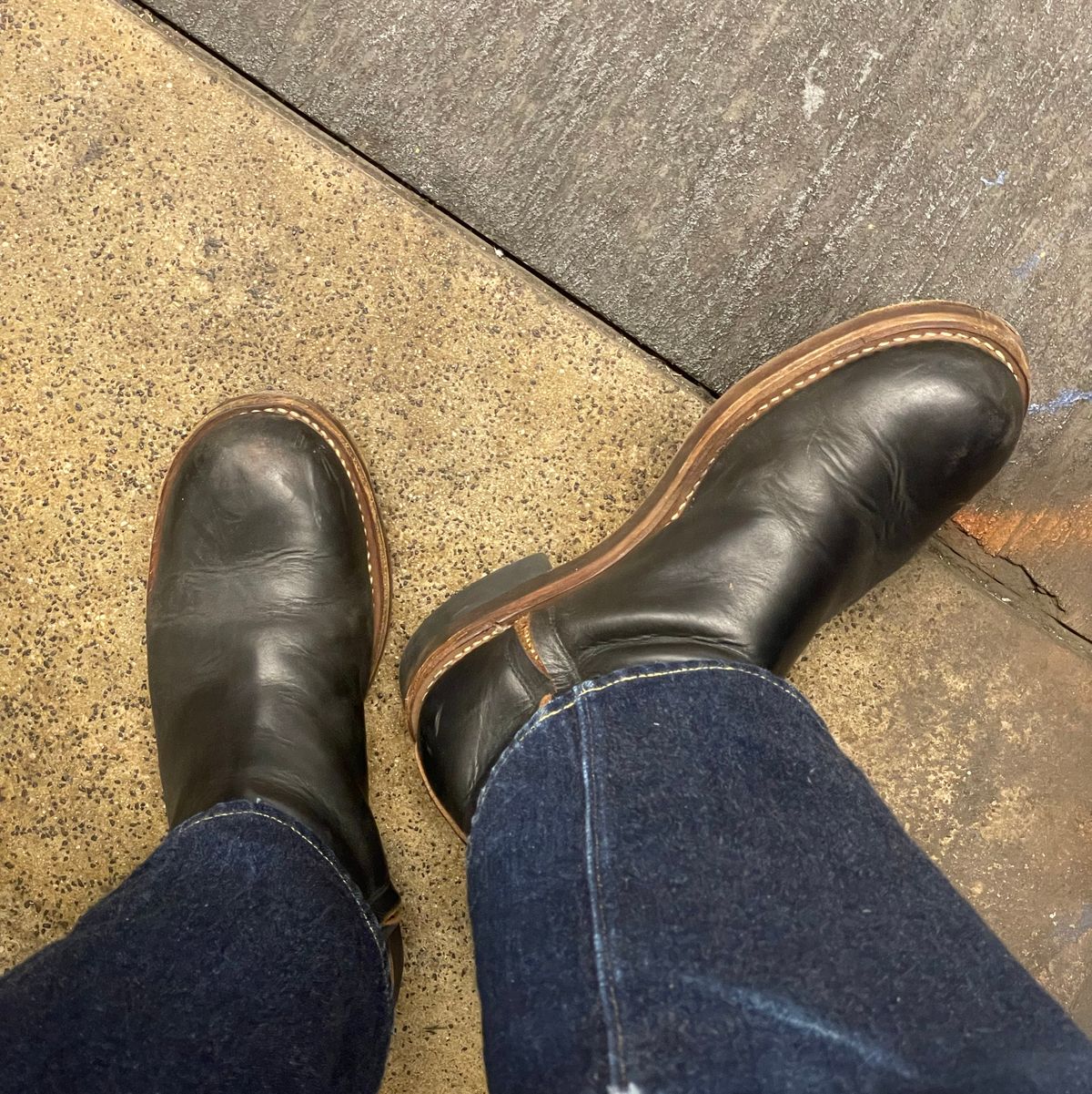 Photo by RemyTwotimes on January 12, 2025 of the Rolling Dub Trio Casper Boot in Horween Black Chromexcel.