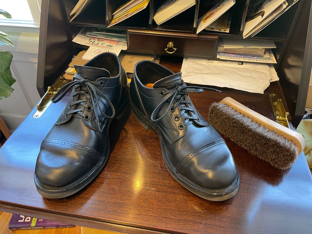 Photo by RemyTwotimes on April 2, 2023 of the Viberg 145 Oxford in Horween Black Workshoe Butt.