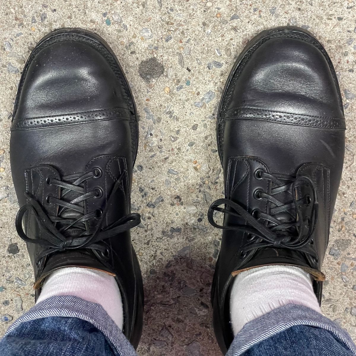 Photo by RemyTwotimes on July 1, 2024 of the Viberg 145 Oxford in Horween Black Workshoe Butt.