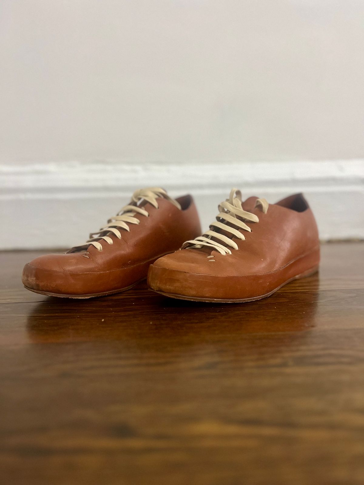 Photo by dosx on January 20, 2025 of the Feit Classic lows in Maryam Natural Horsehide.