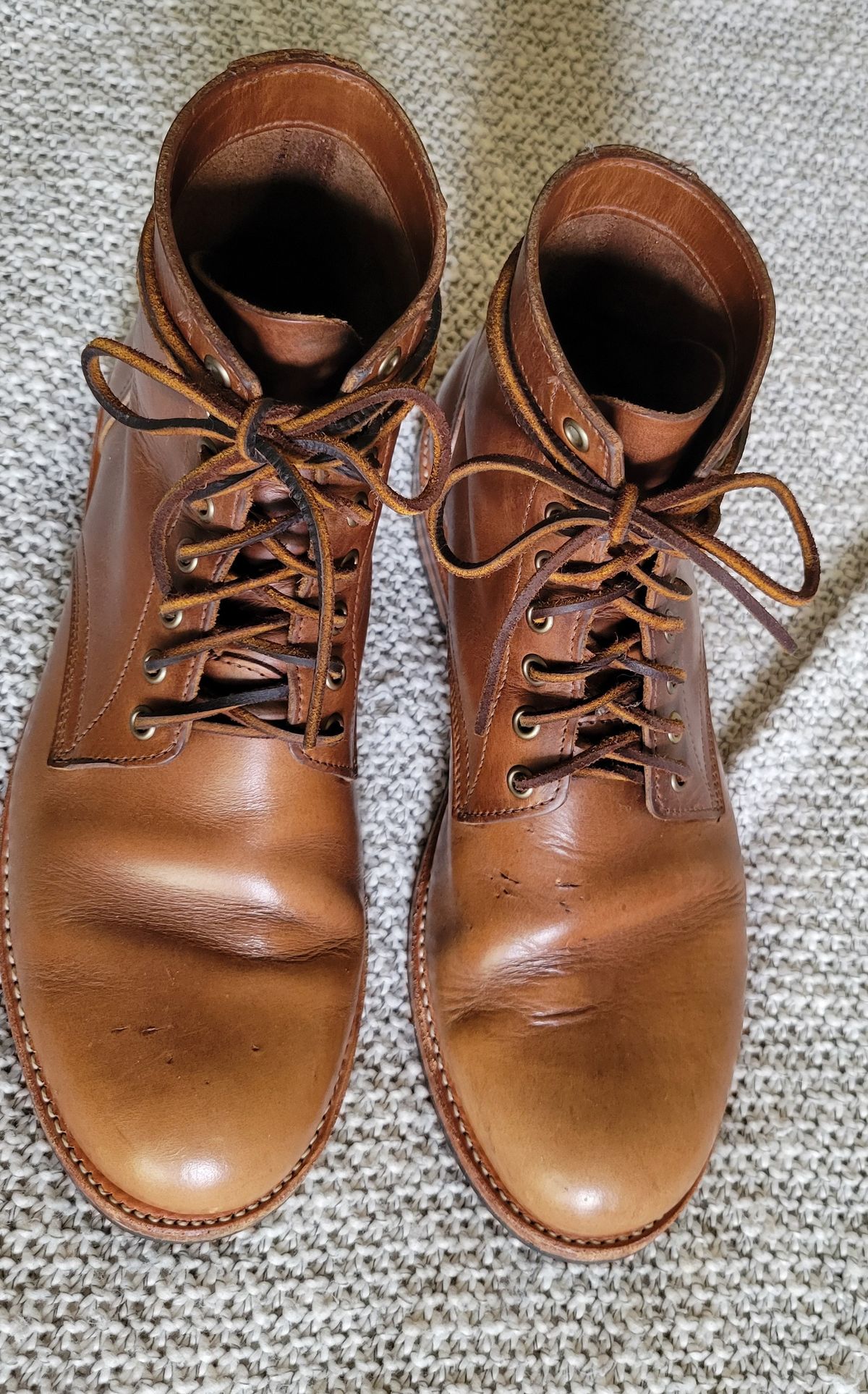 Photo by chicagosouthloop on May 22, 2025 of the Oak Street Bootmakers Trench Boot in Horween Natural Chromexcel.