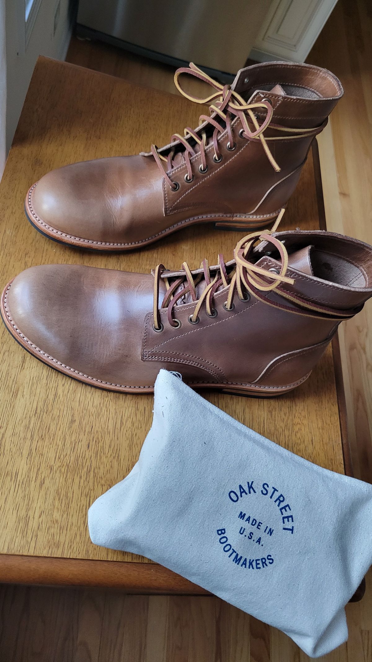 Photo by chicagosouthloop on August 6, 2022 of the Oak Street Bootmakers Trench Boot in Horween Natural Chromexcel.