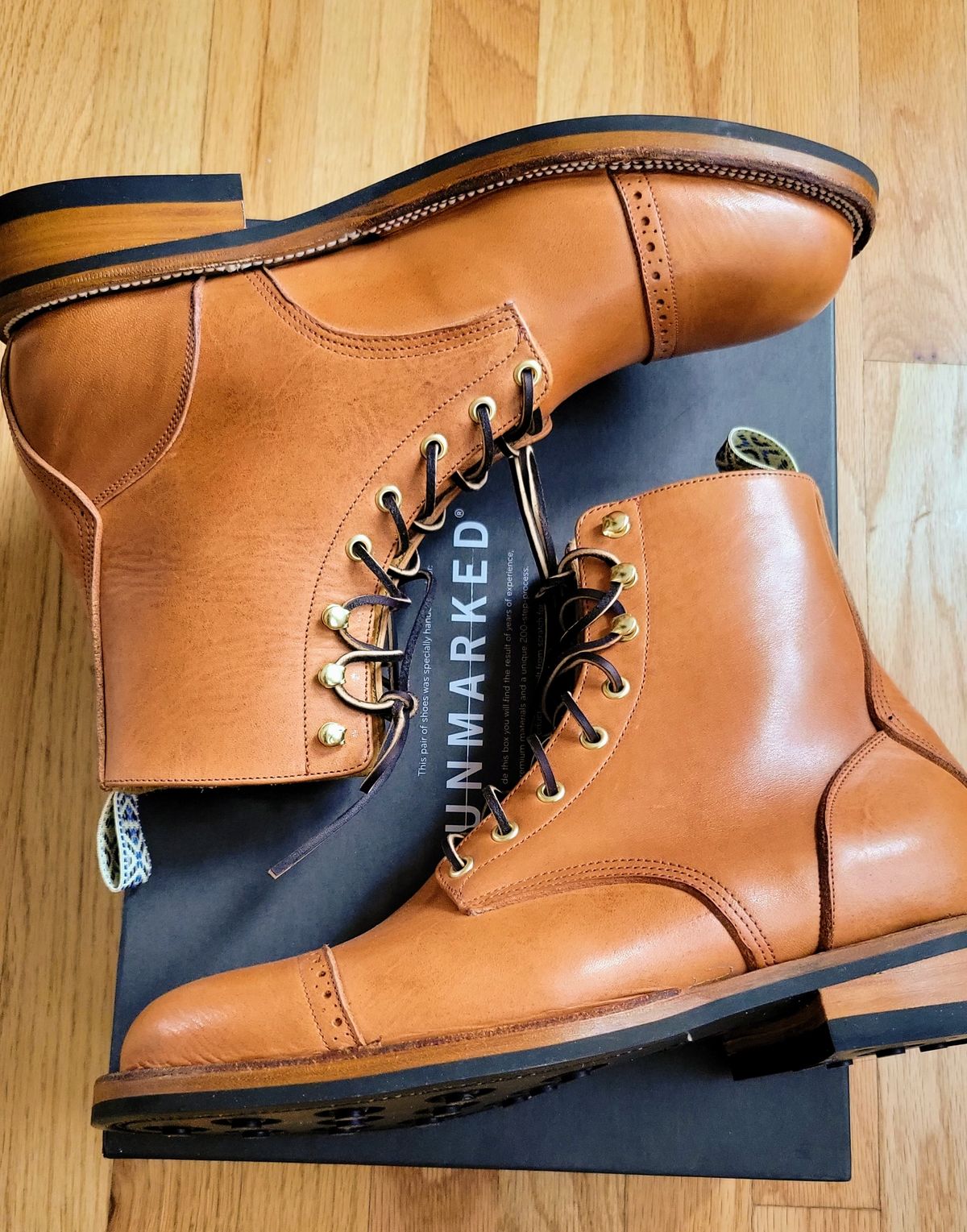 Photo by chicagosouthloop on April 23, 2023 of the Unmarked DB Hunter in Horween English Tan Essex.