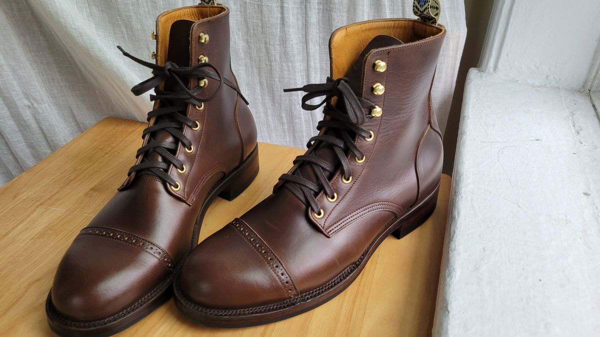 Photo by chicagosouthloop on November 3, 2024 of the Unmarked DB Hunter Cap Toe in Horween Brown Chromexcel.