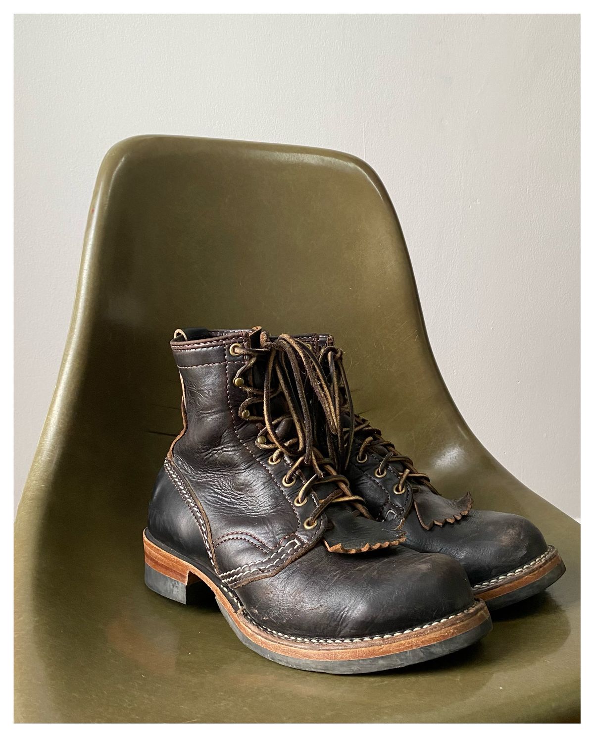 Photo by mediumraw09 on September 26, 2022 of the Wesco Jobmaster in Horween Black Chromexcel Horsehide.