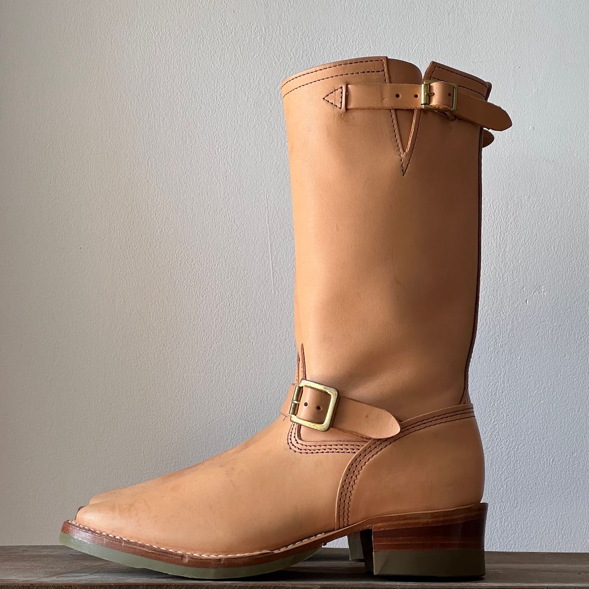 Photo by mediumraw09 on October 2, 2022 of the Wesco Boss Engineer Boot in Horween Natural Essex.
