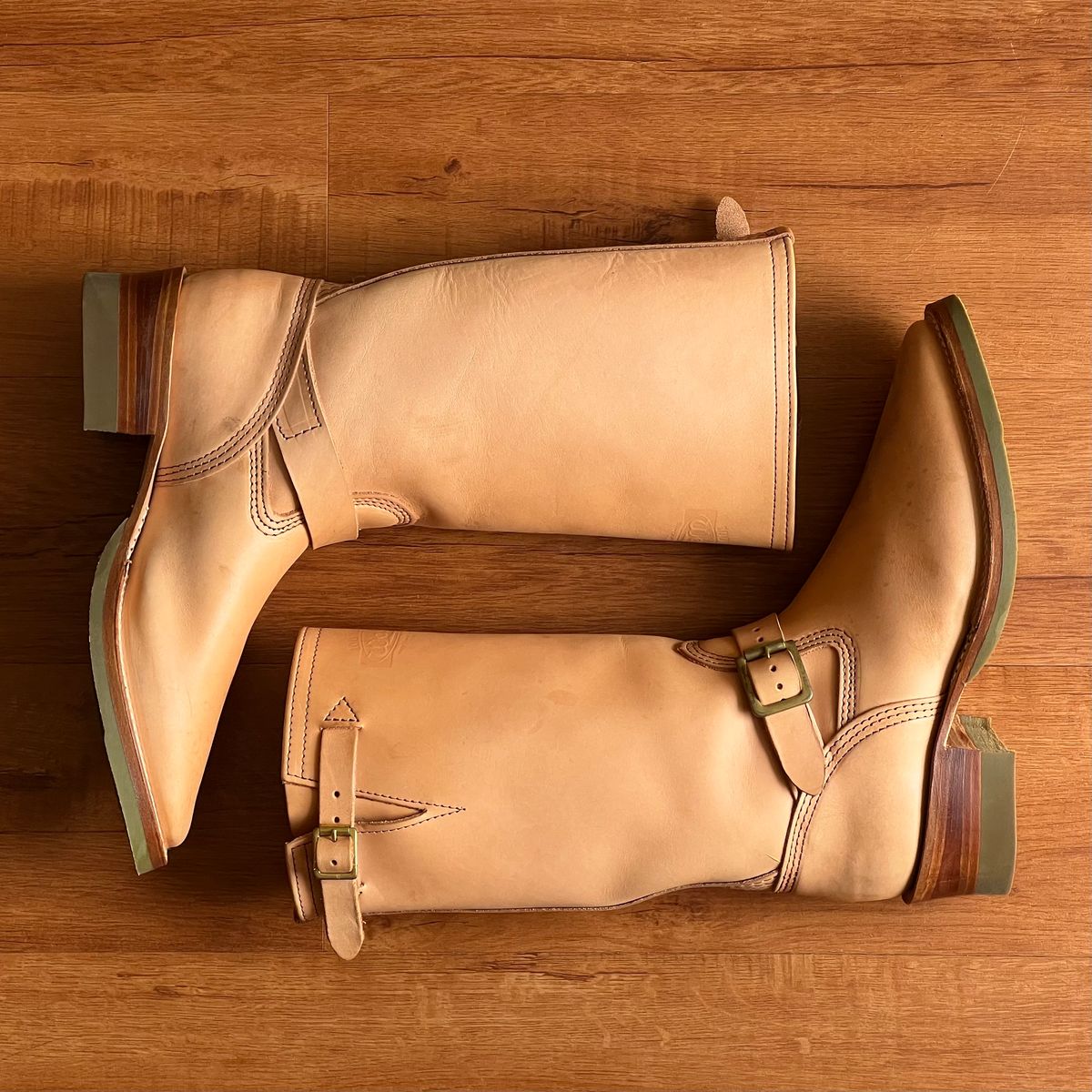 Photo by mediumraw09 on October 2, 2022 of the Wesco Boss Engineer Boot in Horween Natural Essex.