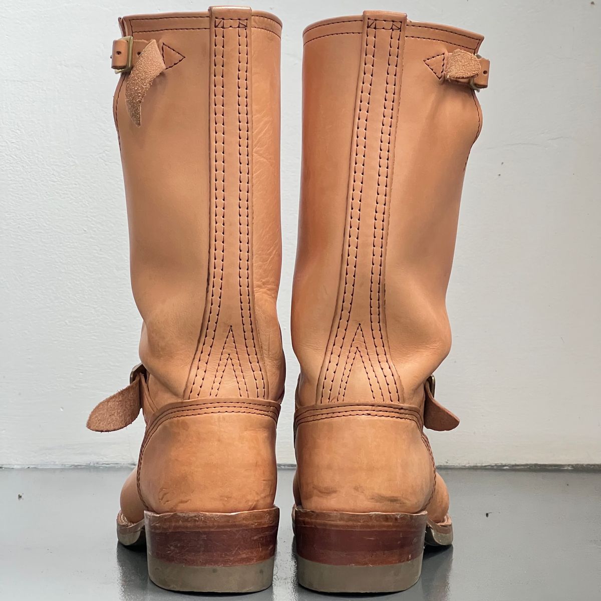 Photo by mediumraw09 on November 3, 2022 of the Wesco Boss Engineer Boot in Horween Natural Essex.
