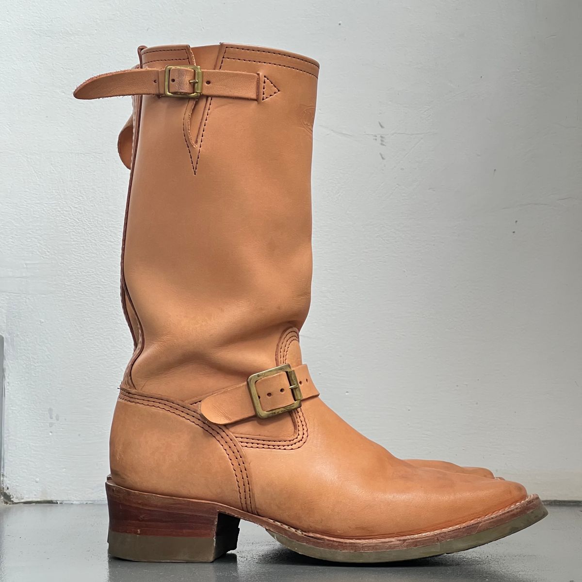 Photo by mediumraw09 on November 3, 2022 of the Wesco Boss Engineer Boot in Horween Natural Essex.