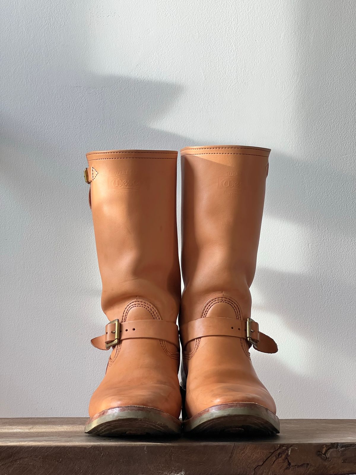 Photo by mediumraw09 on December 2, 2022 of the Wesco Boss Engineer Boot in Horween Natural Essex.