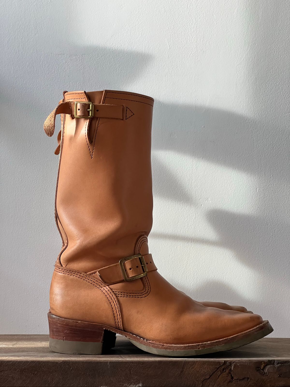 Photo by mediumraw09 on December 2, 2022 of the Wesco Boss Engineer Boot in Horween Natural Essex.