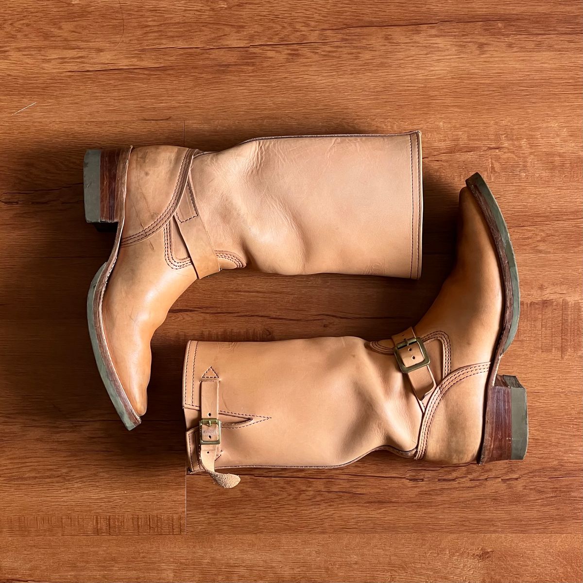 Photo by mediumraw09 on December 2, 2022 of the Wesco Boss Engineer Boot in Horween Natural Essex.